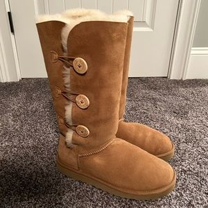 Womens size 10 Bailey Button Uggs
